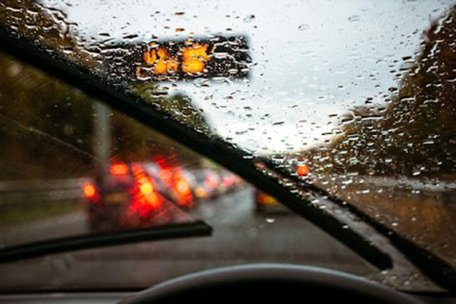 Cara Setting AC Mobil Agar Kaca Tidak Berembun Saat Hujan