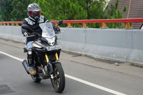 Benang Layangan di Flyover Cakung Mengancam Leher Pengendara Motor