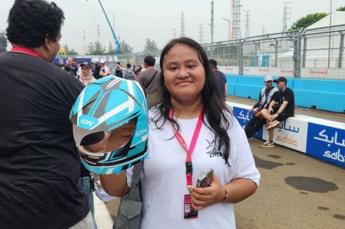 Helm Kertas Formula E, Suvenir Sederhana yang Berkesan buat Pengunjung