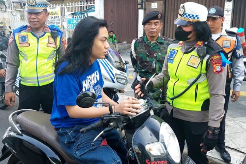 Dedi Mulyadi Tak Pakai Helm Saat Naik Motor Patwal, Ini Denda Tilangnya