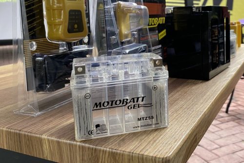 Ini Perbedaan Aki Lithium dan Aki Konvensional