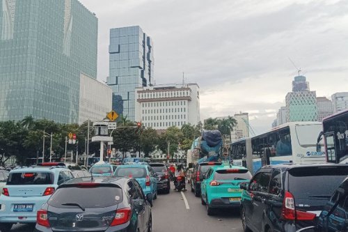 Viral Patwal Polisi Senggol Mobil di Tol Tomang, Ini Sikap Pengendara yang Aman