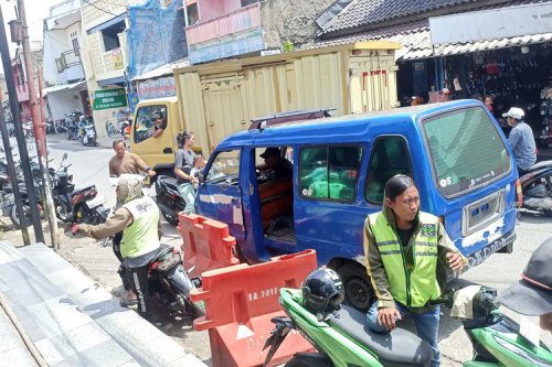 Polisi Tindak Angkot yang Berhenti Sembarangan di Stasiun Citayam