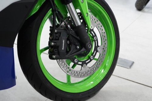 Kenapa Posisi Cakram Rem Motor Ada yang di Kanan atau Kiri?