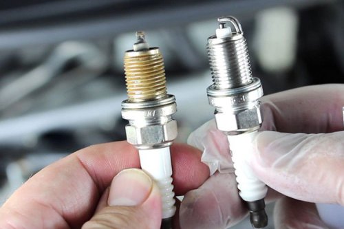 Kenapa Busi Mobil Harus Diganti Sekaligus? Ini Penjelasannya