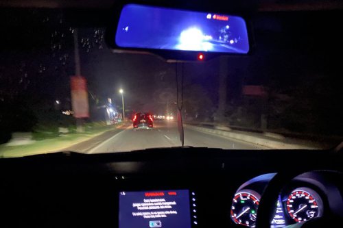Cara Aman Menghadapi Silau Lampu Mobil Saat Berkendara Malam Hari