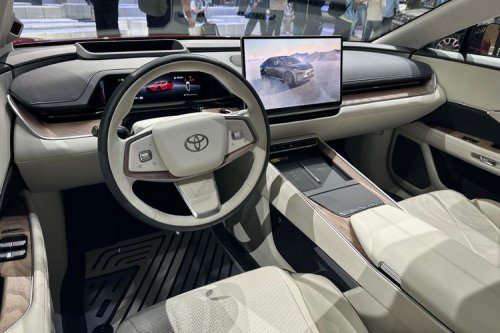 Melihat Langsung Sedan Listrik Toyota bZ7 di Beijing Auto Show 2026