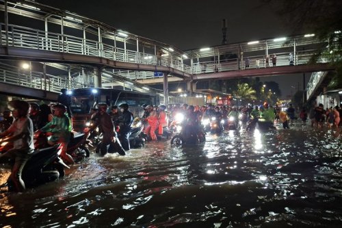 Kalau Harus Melewati Genangan Banjir, Bisa Ikuti Motor di Depan