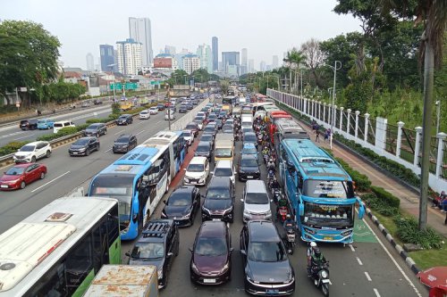 Cara Memberi Jalan Kendaraan Prioritas Saat Lalu Lintas di Tol Macet