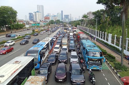 Cara Memberi Jalan Kendaraan Prioritas Saat Lalu Lintas di Tol Macet