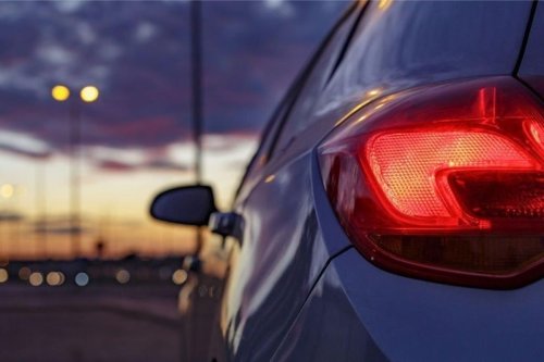 Beda Lampu Rem dan Lampu Belakang Mobil