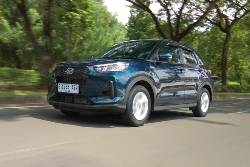 Adu Irit Mobil Listrik dan Hybrid: J5 EV Vs Rocky e-Smart Hybrid
