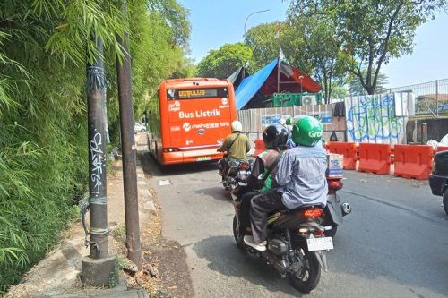 Pemangkasan Trotoar di TB Simatupang: Solusi atau Ancaman?