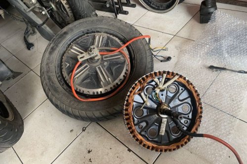 Kenapa Ban Belakang Motor Listrik Sulit Diganti? Ini Penjelasannya