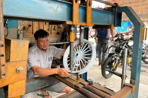Pelek Motor Peang Akibat Hajar Lubang, Segini Biaya Perbaikannya