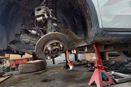 Servis Mobil Listrik di Bengkel Umum, Apa Saja yang Dicek?