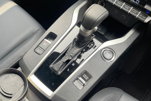 Boleh atau Tidak Pakai Auto Hold Saat Tuas Transmisi di Posisi D?