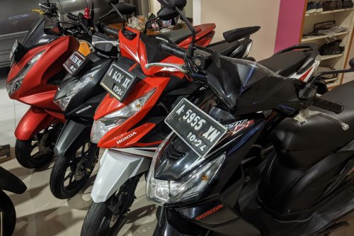 Cek Kondisi CVT Motor Matik Bekas: Tutup Knalpot Pakai Sandal