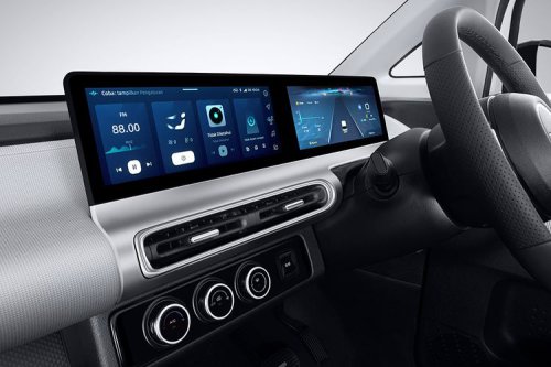 Studi: Layar Sentuh Ganggu Fokus dan Tingkatkan Risiko Saat Mengemudi