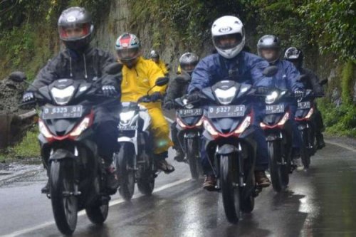 Pengendara Motor Jangan Langsung Tancap Gas Saat Gerimis
