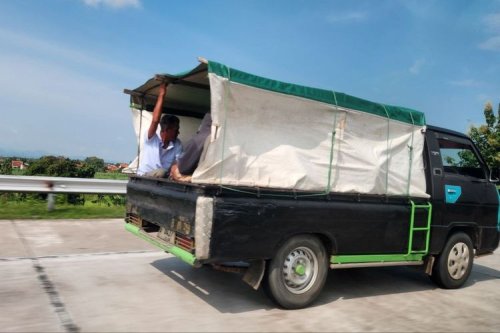 Mobil Bak Terbuka Masih Dipakai Angkut Penumpang Saat Momen Lebaran, Ini Bahayanya