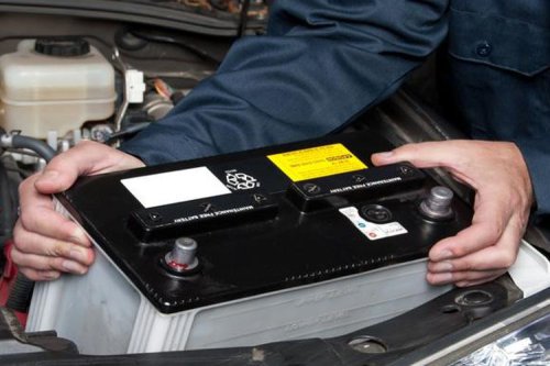 Seluk-Beluk Ganti Aki Mobil Sendiri, dari Tahapan sampai Risikonya