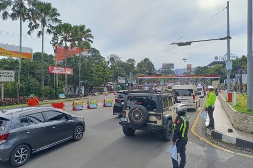 Update Lalu Lintas Puncak Bogor, Padat dan Proses One Way ke Bawah