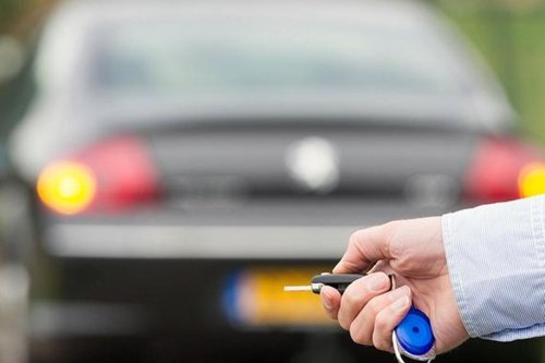 Apakah Aman Memanaskan Mesin Mobil Pakai Fitur Remote Starter?