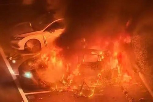 MG, MG 5, Sedan MG5 Terbakar Saat Parkir di Depan Hotel di China