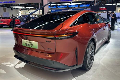 Melihat Langsung Sedan Listrik Toyota bZ7 di Beijing Auto Show 2026