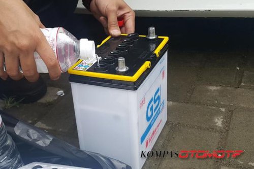 Jangan Abaikan Air Aki Mobil yang Berada di Level Low