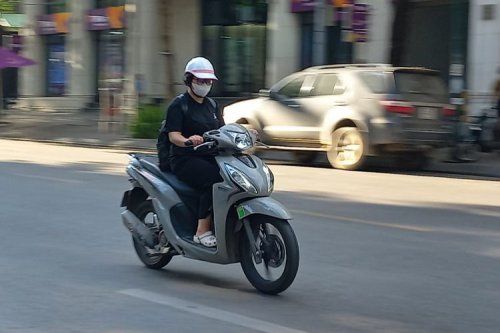 Di Indonesia Dilarang, Helm Cetok Jadi Tren di Vietnam