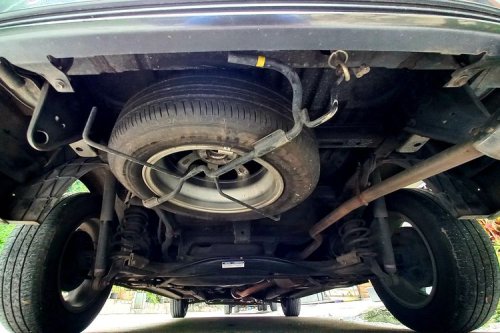 Kenapa Kucing Suka Sembunyi di Kolong Mobil? Ini Penjelasan Ahli