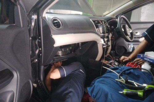 Mengapa Mobil Baru Perlu Bongkar Dasbor untuk Servis AC?