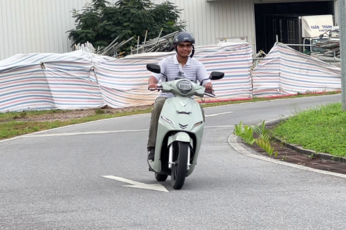 VinFast Feliz II: Skutik Listrik Retro, Performa Lebih Bertenaga