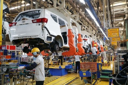 BYD, Innova Zenix Hybrid Masih Terlaris, BYD M6 DM Mulai Menempel