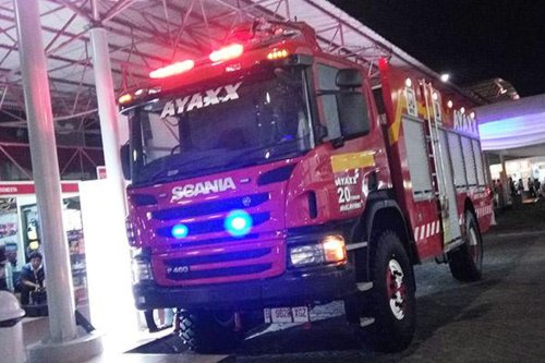 Pelanggaran Lalu Lintas: Truk Damkar Terhalang Mobil Lain