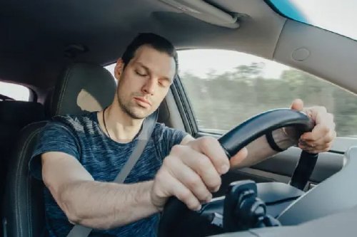 Mobil Tabrak Guardrail Saat Mudik, Bahaya Nyata Microsleep