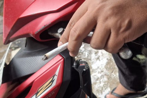 Merokok Saat Berkendara Berisiko dan Terancam Pidana