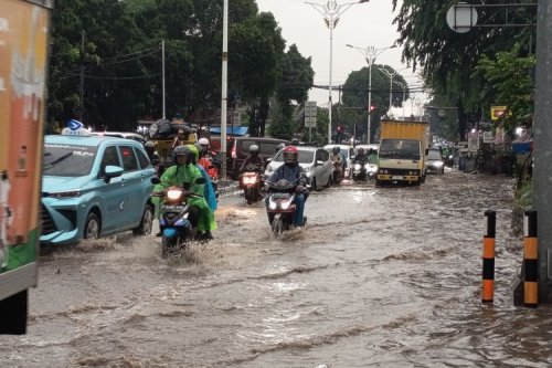 Waspada Jalan Banjir, Ini Patokan Aman Agar Mobil Tak Masuk Selokan