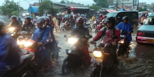 Tips Aman Terjang Genangan Air, Jangan Asal Pilih Lajur