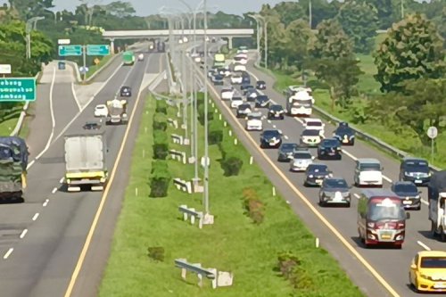 Mobil Hybrid Parkir di Bawah Terik Matahari, Amankah Baterainya?