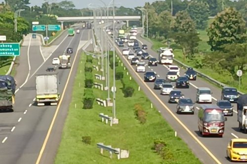Mobil Hybrid Parkir di Bawah Terik Matahari, Amankah Baterainya?