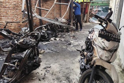 Cara Benar Atasi Motor yang Terbakar, Jangan Siram Air?