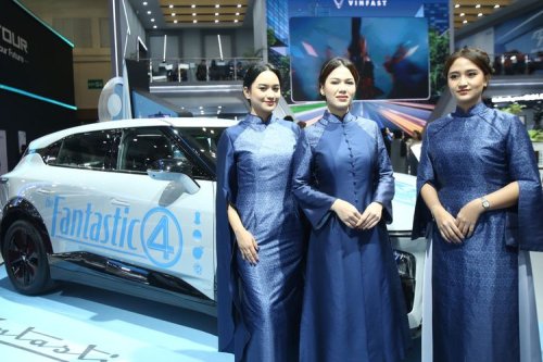 VinFast, Sentuhan Budaya Indonesia dalam Busana Usher VinFast di GIIAS 2025