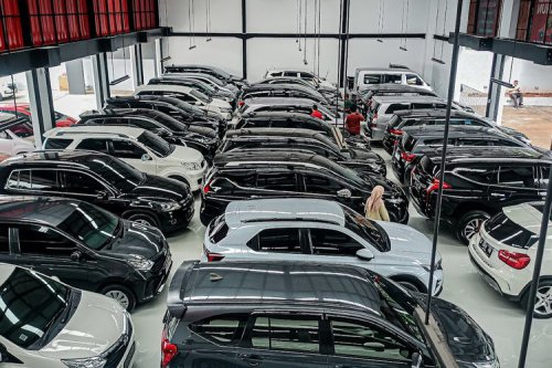 Pedagang Mobil Bekas Pilih Stok Mobil Kecil dan Hemat