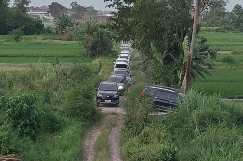 Ikuti Rute Alternatif ke Tol Purwomartani, Mobil Malah Masuk Jalan Tanah