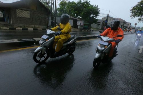 Cara Aman Naik Motor Matik di Jalan Licin