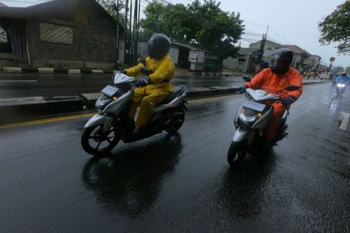 Cara Aman Naik Motor Matik di Jalan Licin