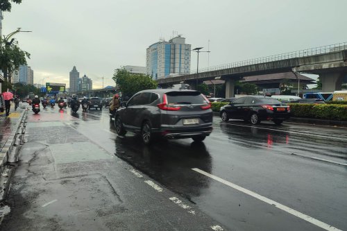 Tips Aman Berkendara di Jalan Licin Saat Libur Nataru